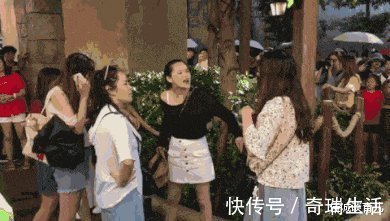 宝妈|6岁熊孩子拿别人奶茶喝，宝妈强势护短，女孩回答让宝妈局促不安