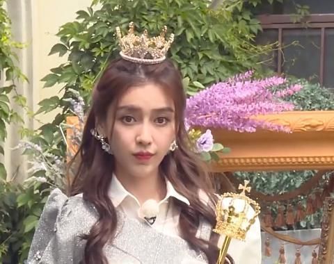 b奔跑吧baby盛装亮相时,谁注意到蔡徐坤的反应素质不是装的