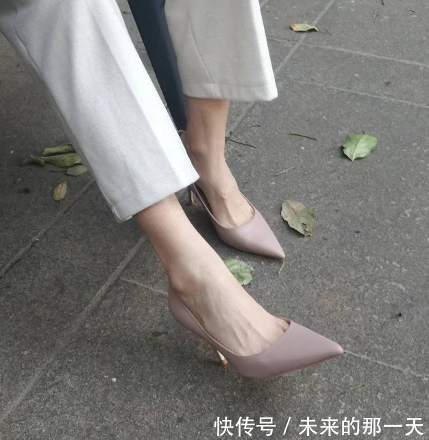 淡紫色 经典就是经典,可能不如流星般耀眼夺目,却有一种沉稳内敛的气质