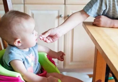 小朋友们|家里宝宝喂饭成难题,掌握这几个方法,父母轻松让孩子吃饭