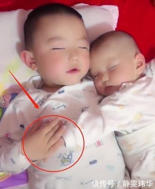 大宝|5岁哥哥哄2岁弟弟睡觉,宝妈掀开被子一瞧,这睡姿简直暖哭了
