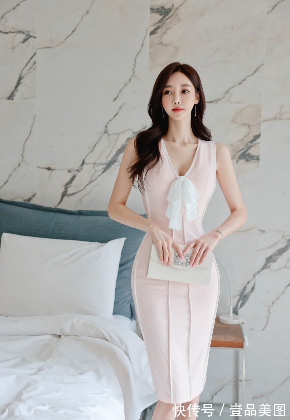 孙允珠|女神孙允珠时尚搭配:砂糖蜜雪月桂淡粉修身及膝裙