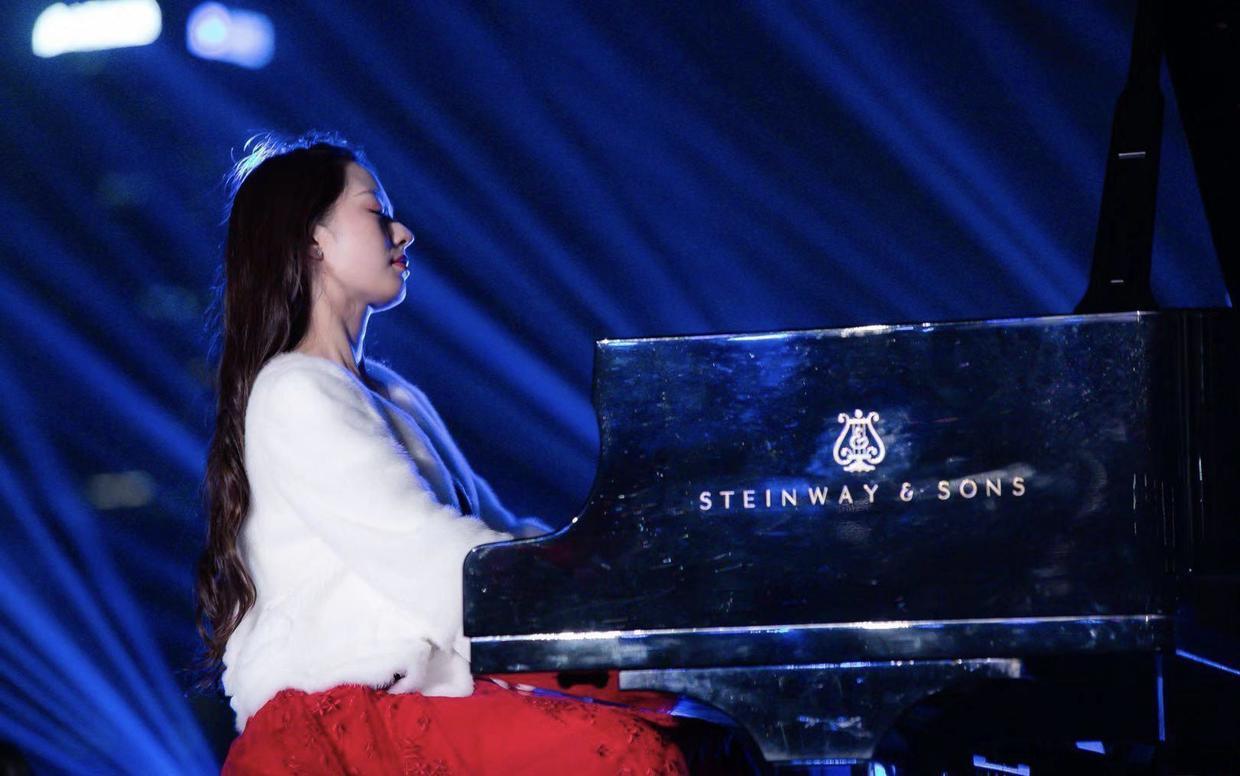 吉娜的“空竹腰”不见了，穿红色荷叶边长裙高级优雅，仍有贵妇范