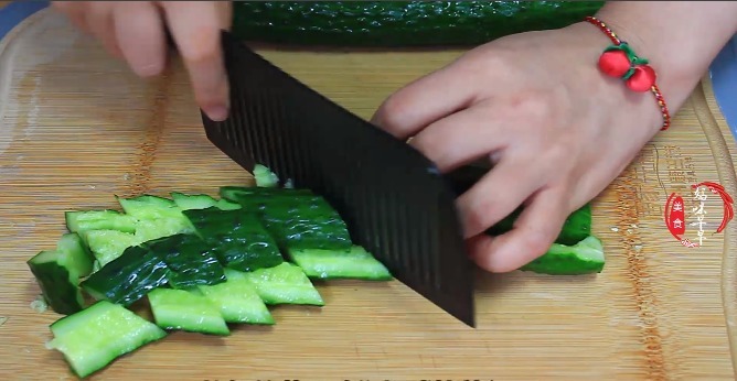 凉拌黄瓜,别直接加醋和生抽,记住“2211”,保证又脆又香还入味