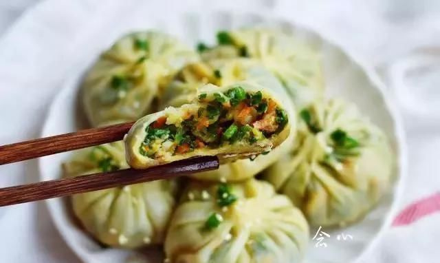调韭菜馅就怕包着包着韭菜出水,教你一个小妙招,放多久都不没事