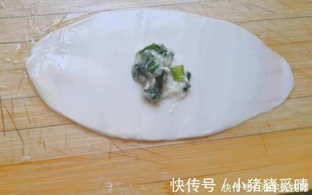 饺子皮|早餐别再吃油条了,1块钱饺子皮,一擀一卷,5分钟解决全家人早餐