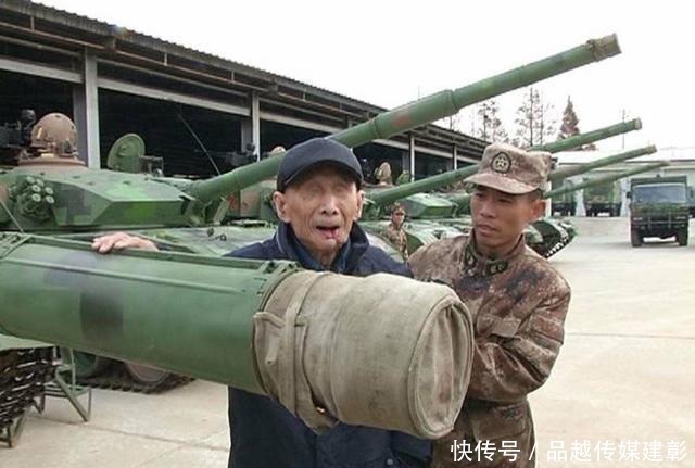 家门口|家门口突然来了6辆坦克,躲藏71年的老人,这才说出了秘密