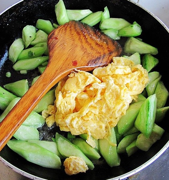 炒丝瓜时别直接下锅，牢记2个技巧，出锅翠绿不发黑，脆爽又鲜香