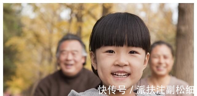 犯错|孩子生气打翻面条,服务员想收拾,奶奶接下来的话,让人肃然起敬