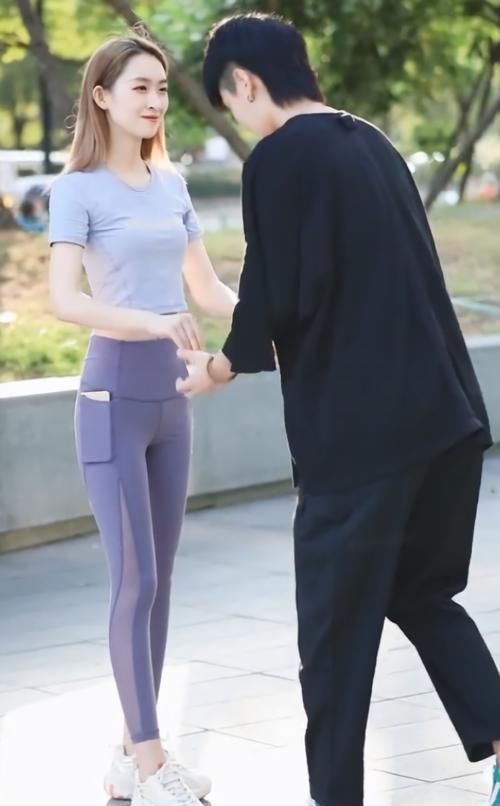 穿成|小姐姐是第一个将瑜伽裤穿成“铅笔裤”的人,意外显腿长