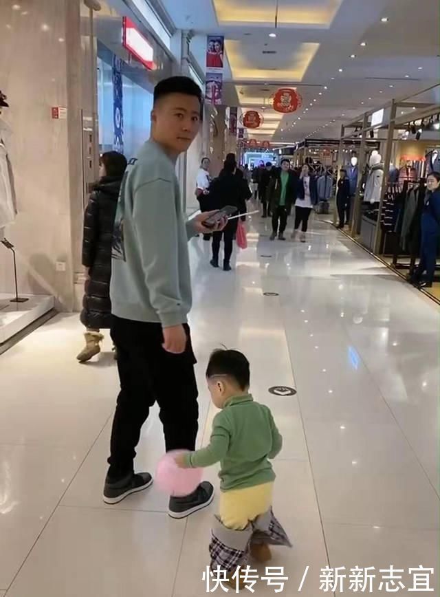 爸爸带儿子逛商场，儿子的“独特”装扮回头率超高，网友活着就好