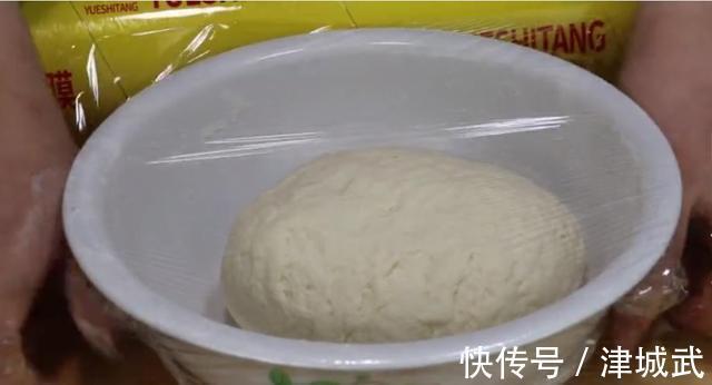 洋葱别总是炒着吃,试试这种新做法,实在太香了,营养开胃又解馋