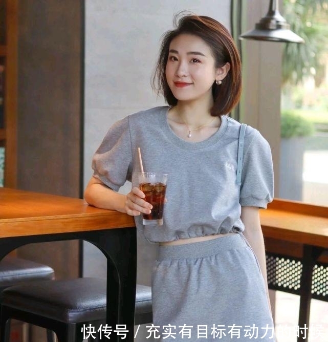成熟|成熟女人怎么穿才好看呢？简约温柔的穿搭就很不错，高级又有魅力