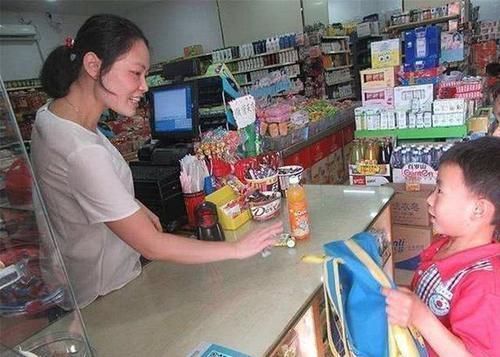 轩轩|6岁男孩50元只买回一袋盐,亲妈上门讨说法,收银员自己看监控