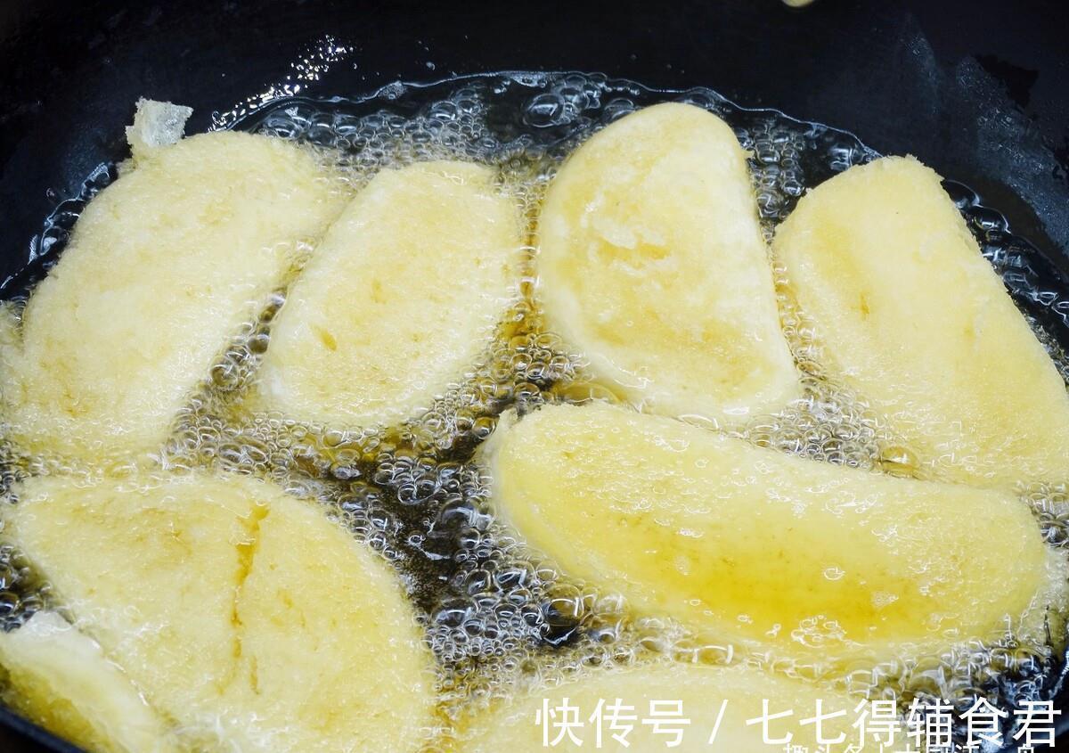 炸馒头片不要直接裹蛋液，多加1步，馒头片外酥里嫩，吃着不油腻