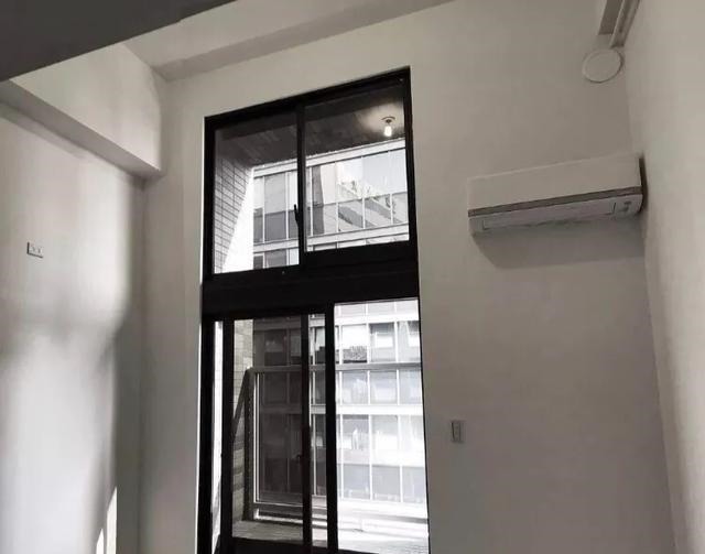 楼梯|一家三口人住16㎡的家,连床都没有,他们却说舒服得很!