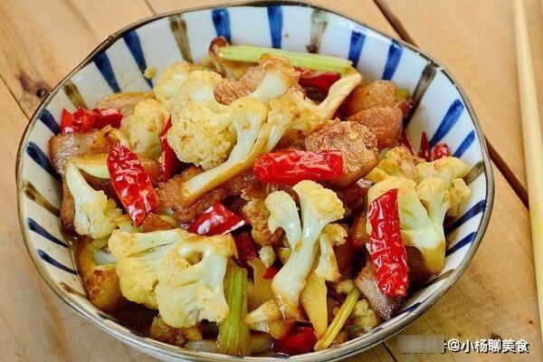  花菜|?炒花菜，要么不入味要么发黑？厨师这样炒菜花，爽口入味又好看