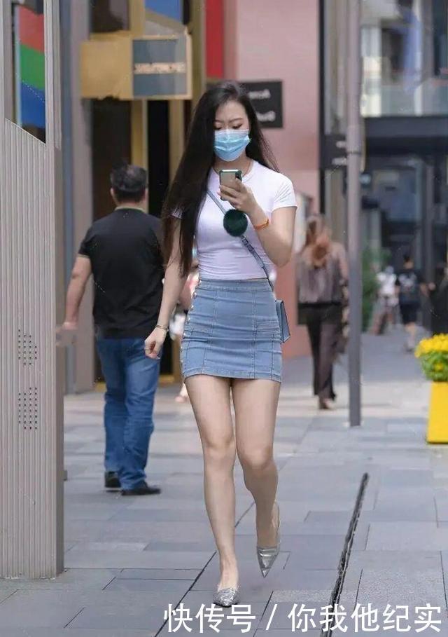 搭配|灰色百褶连衣裙,搭配针织小外套,简约又时尚