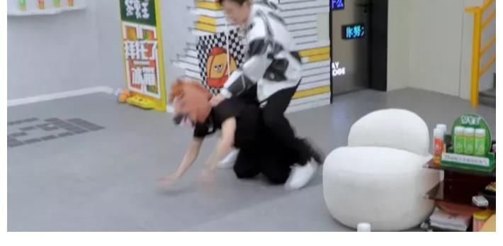 节目|何炅“翻车”告诉我们：不是所有的主持人，都适合做导演！