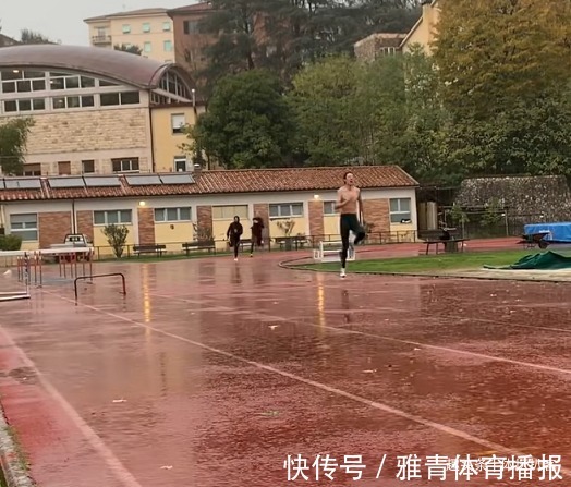 朱建华|张国伟赤膊上阵冒雨训练，大长腿跑起来真快，拍段子只为挣钱圆梦