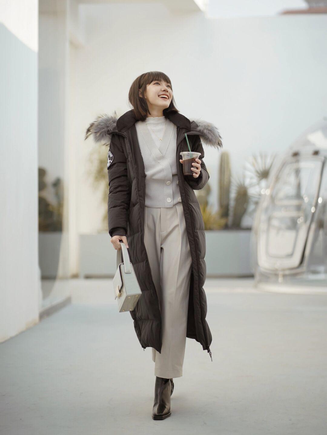 大长腿|冬季别当“反季节战士”,羽绒服必不可少,保暖又时尚