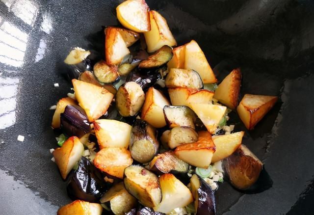 东北菜|东北菜地三鲜,学会1招,炸茄子不吸油更健康,学会不用点外卖了