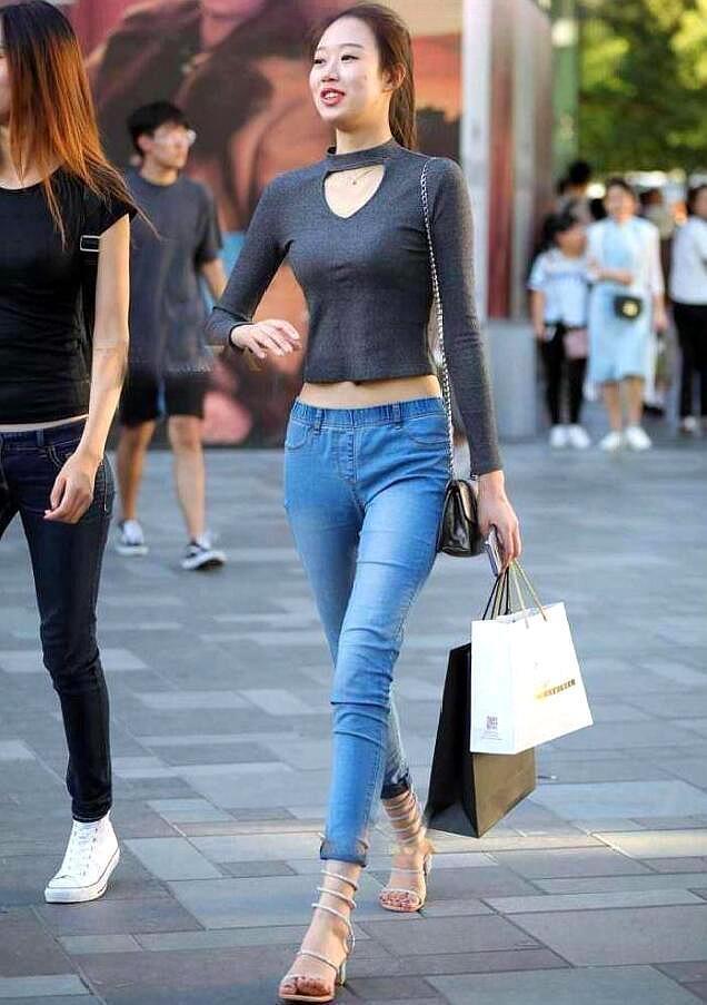 白色短袖|长发披肩的小姐姐,白色短袖搭配淡蓝色短裙,秀出的长腿着实不错