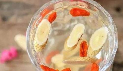 泡枸杞时加点此物,坚持多喝,助你排出湿气,肝肾或许会感谢你