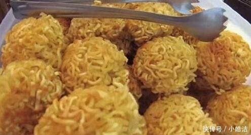 阿姨把方便面做出新花样，一袋面能卖10元，小学生们抢着吃