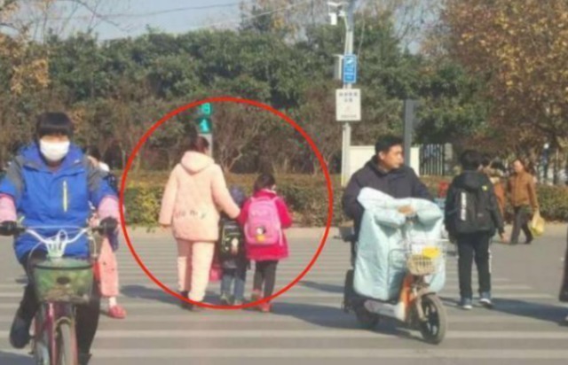 日本|中国接娃像“睡衣大会”，日本妈妈堪比选美，孩子长大差别明显