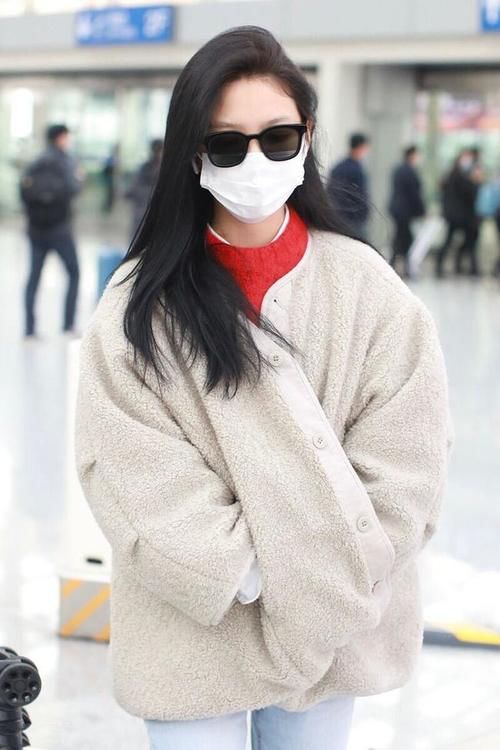 外套|美女造型真美，穿羊羔毛外套配牛仔裤简约时髦，休闲又大气！