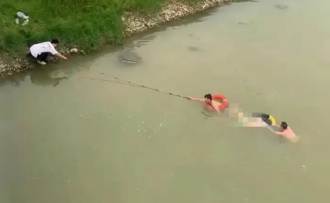 妈妈|惊险！两岁儿子坠桥，不会水的妈妈跳了下去