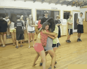 |搞笑GIF图:大妈碰瓷咱能找个好一点的车吗!