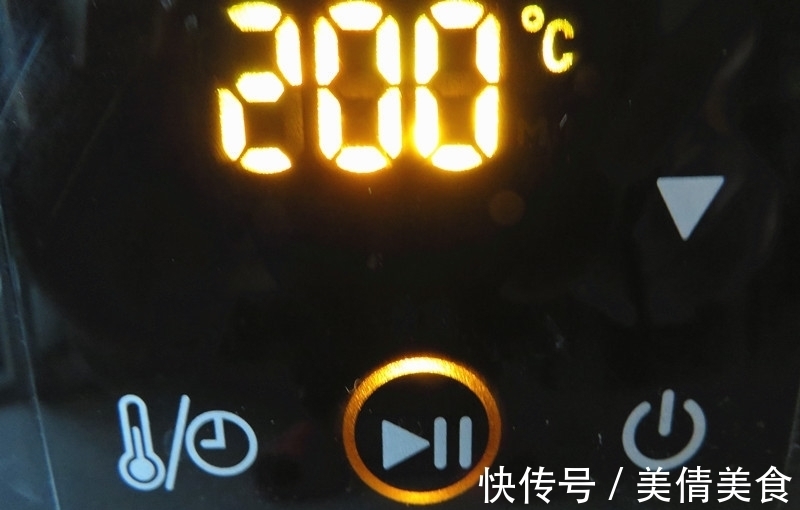 肉质|鸡翅这样做不用一滴油,表皮酥香,肉质鲜嫩,女儿一口气吃8个!