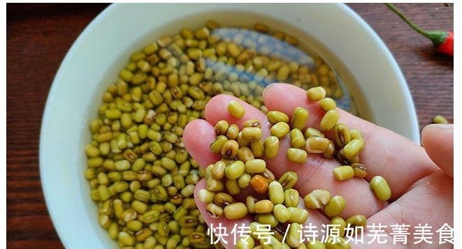 清香|立秋记得吃，泡一泡加料团成饼，上锅蒸15分钟，软糯又清香！