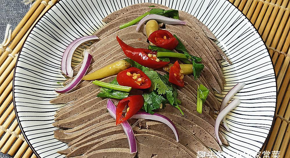 凉拌|猪肝不仅可以炒来吃,原来还可以这样做,成菜不柴不腥,特爽口