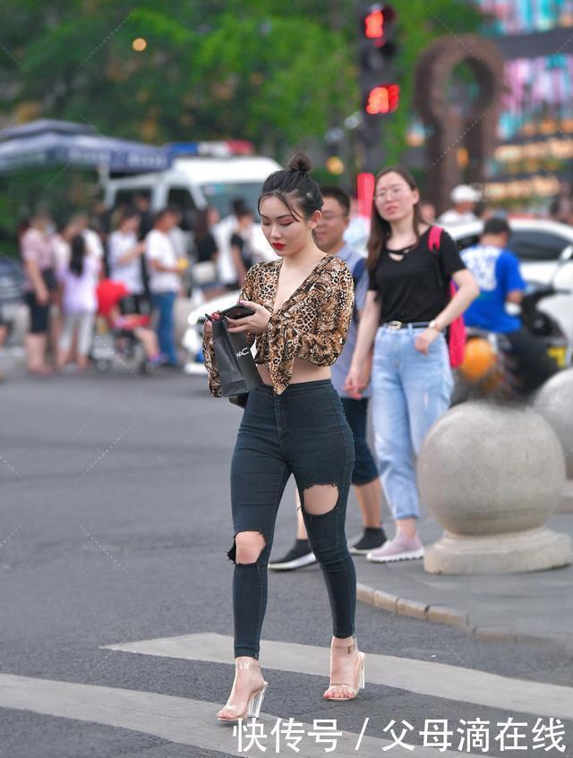 小蛮腰|时尚女生就是有个性,牛仔裤搭配雪纺衫,美的轻熟