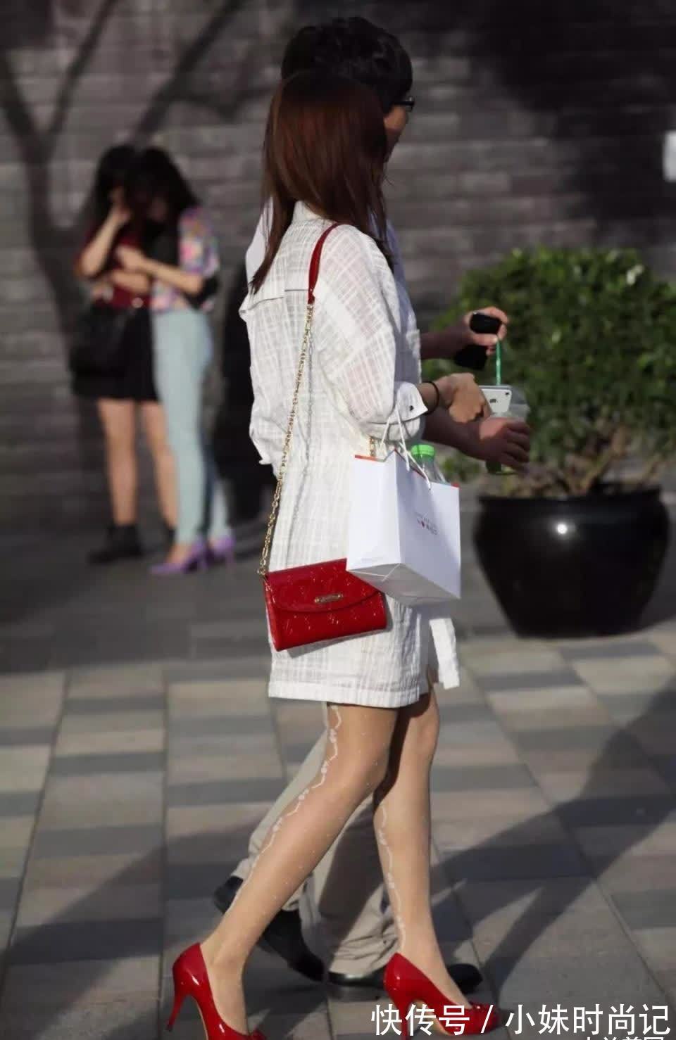 火辣 街拍:打扮很清新的性感成熟少妇,红色高跟鞋很亮眼,火辣的内心