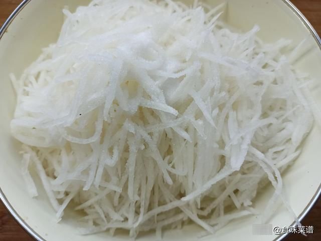 搅拌均匀|韭菜怎么搭配才好吃？分享5种不同的做法，鲜香又美味，老少皆宜