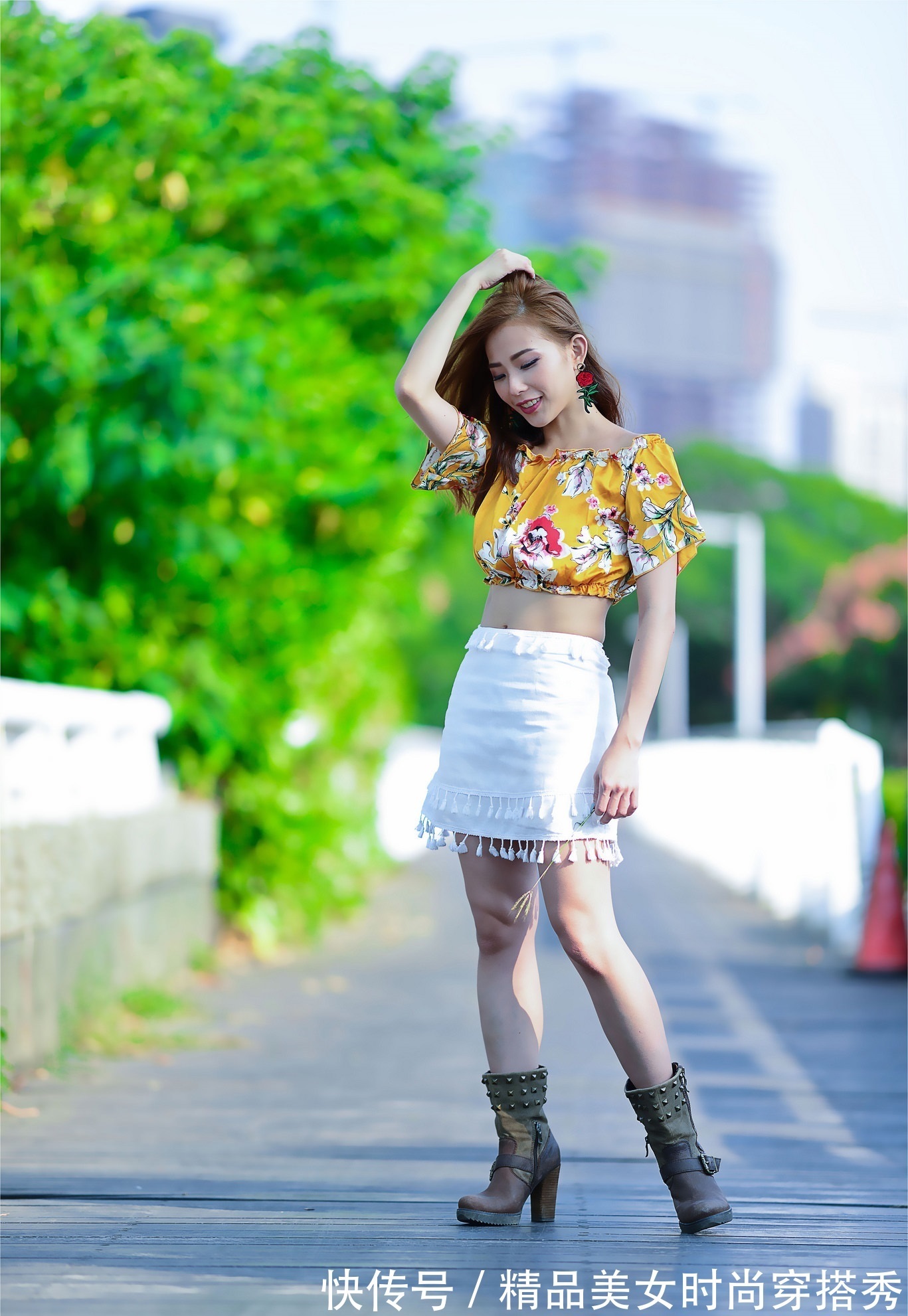 印花上衣 一字肩印花上衣下搭白色的短裙脚上一双高跟短靴,时尚又有型