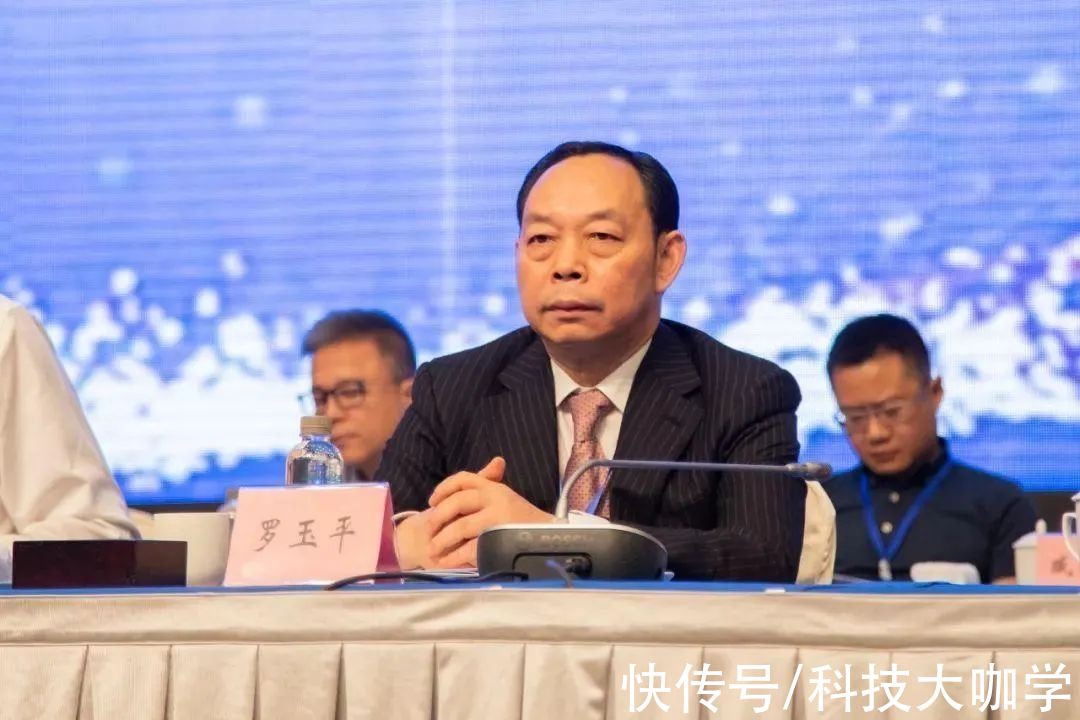 房地产业|又一房企退出国内市场，1537亿巨债压顶，贵州首富身价只剩50亿