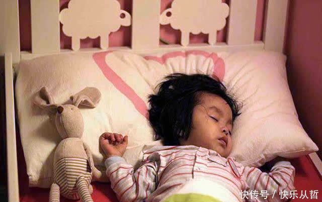 “举手睡觉”是宝宝的保护机制?宝宝投降睡姿下的秘密,要掌握