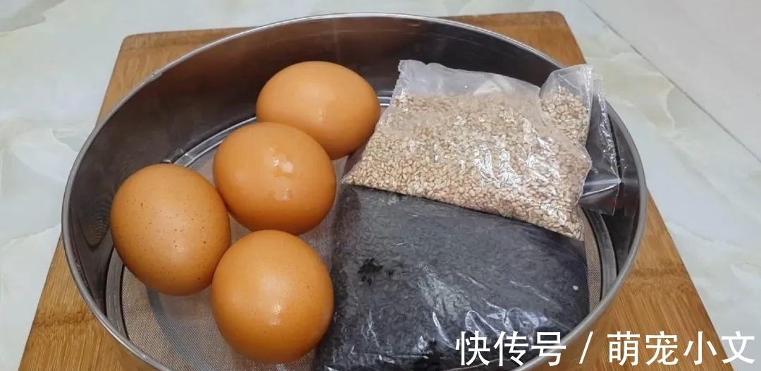芝麻鸡蛋这样做，撒1把葱花，比鸡蛋饼都好吃，出锅孩子抢着吃