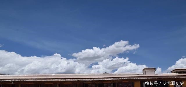 马布里山上著名的宫堡建筑群是藏族古建筑艺术精华