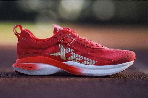 配买|500预算跑鞋只配买国产？这4款阿迪耐克跑鞋，同样超高性价比！