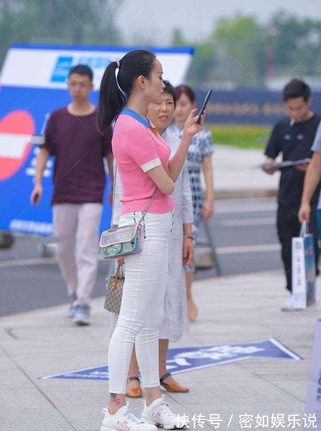 半身裤 粉色短袖搭白色打底裤,整体搭配很有质感,拥有满满的潮流气息