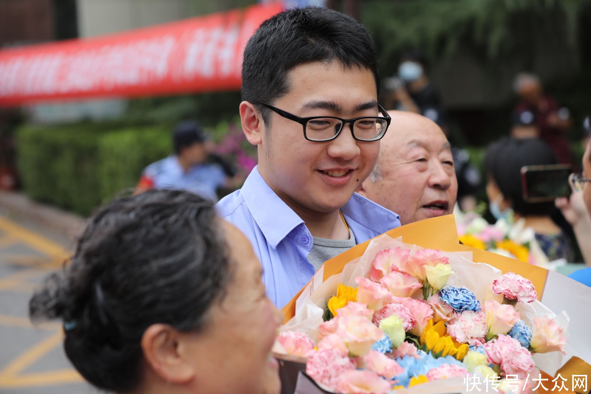 鲜花|组图丨鲜花映少年一色，祝贺与鼓舞共鸣