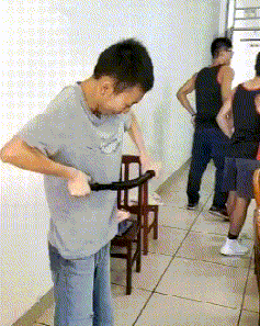 |搞笑GIF趣图:我只想安安静静的,拿个压岁钱为什么都这么难?