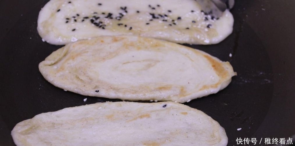 这是椒盐酥饼的做法,咸香可口,外皮超酥,轻轻一碰就掉渣