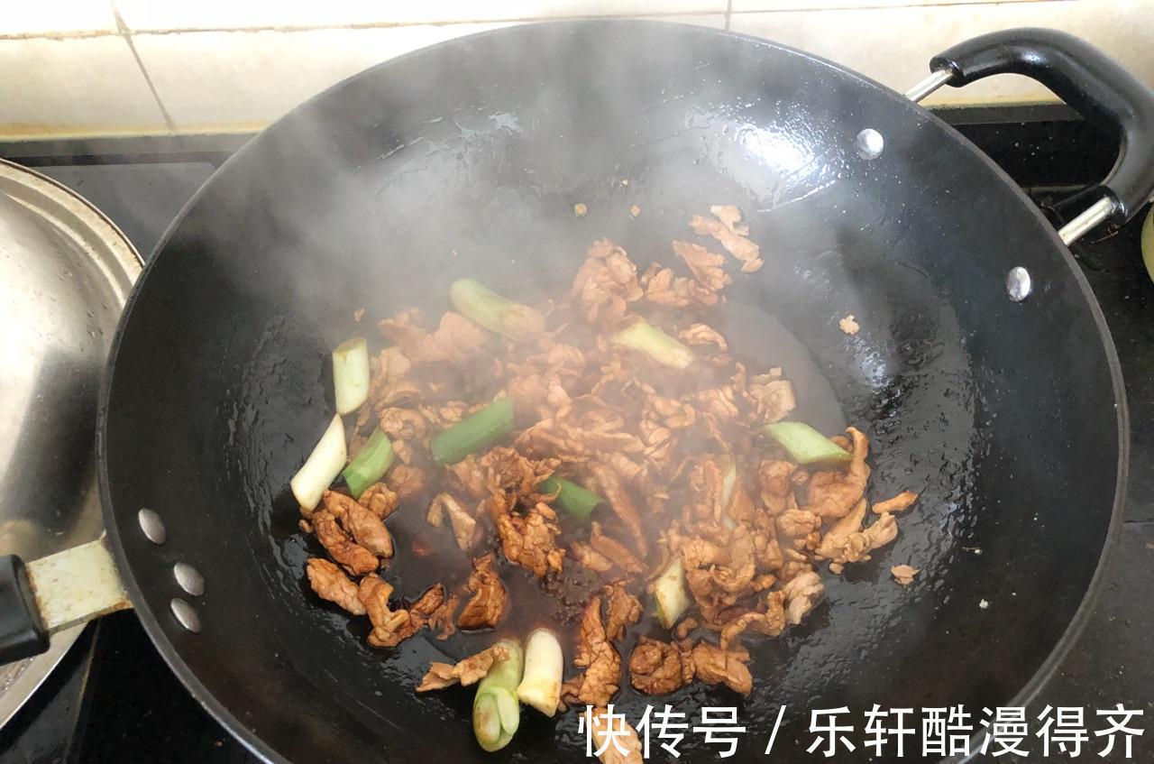 蒜苔|自制蒜台肉片焖面，做法简单，鲜美可口，大人孩子都爱吃
